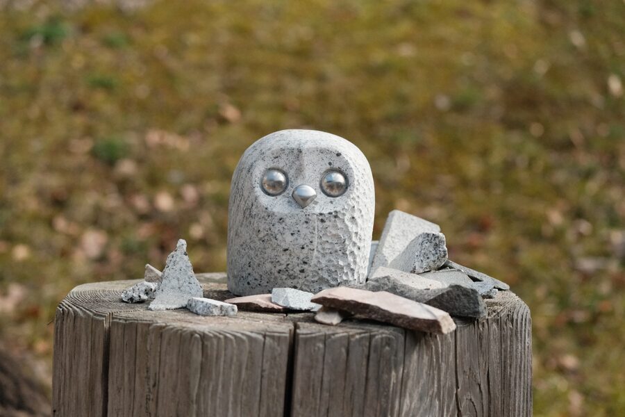 Steineule Cecilie aus Heller Granit