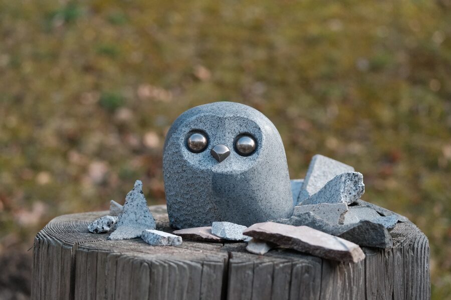 Steineule Gertrud aus Dunkler Granit