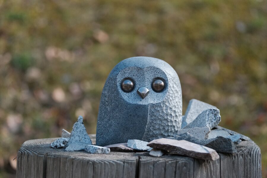 Steineule Henriette aus Dunkler Granit